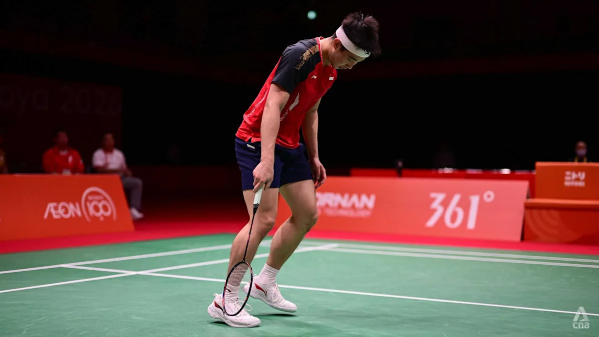 Aksi Loh Kean Yew saat bertanding di final Asian Games menghadapi Kunlavut Vitidsarn