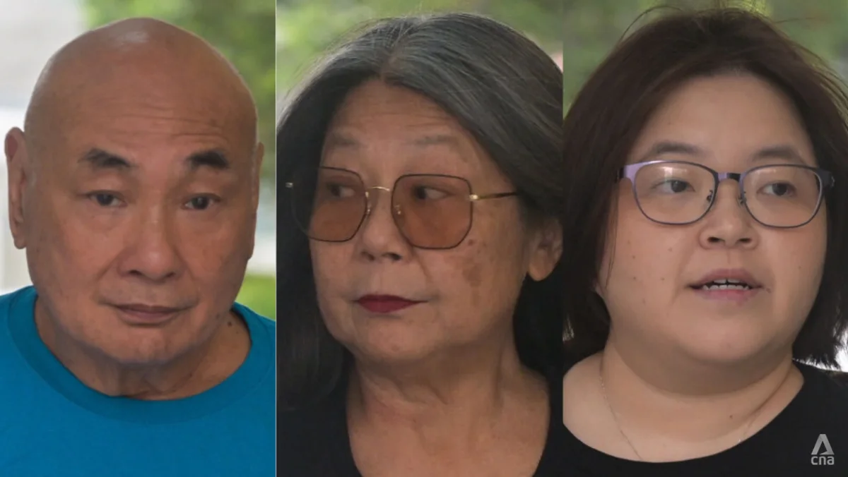 Aktor Lim Kay Siu dan Neo Swee Lin bersama jurnalis Kirsten Han di luar Pengadilan Negara Singapura