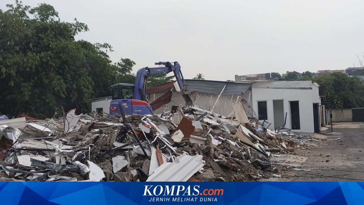Alat berat ekskavator merobohkan bangunan liar di bantaran Sungai Ciliwung kawasan Lapas Cibinong