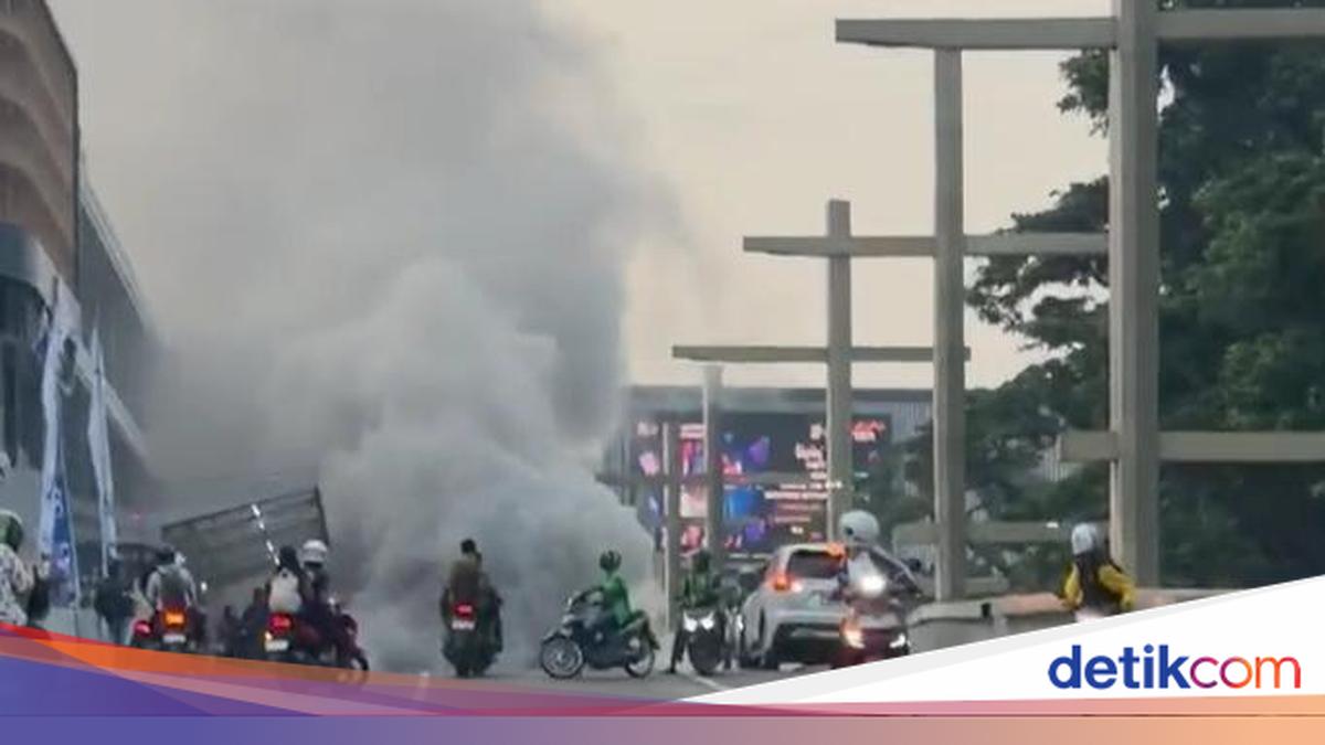 Asap tebal mengepul dari mobil double cabin di overpass Stasiun Kereta Api Medan