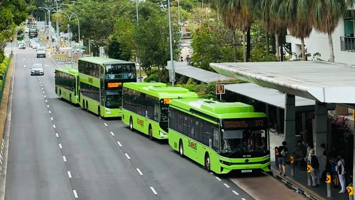 Bus umum antre untuk masuk ke halte di Singapura