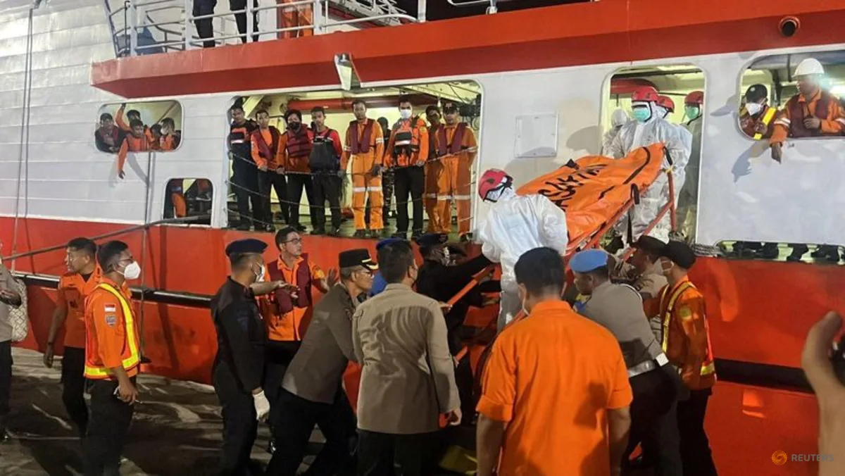 Evakuasi korban kapal feri Virgo Transport 8 di Pelabuhan Trisakti Banjarmasin