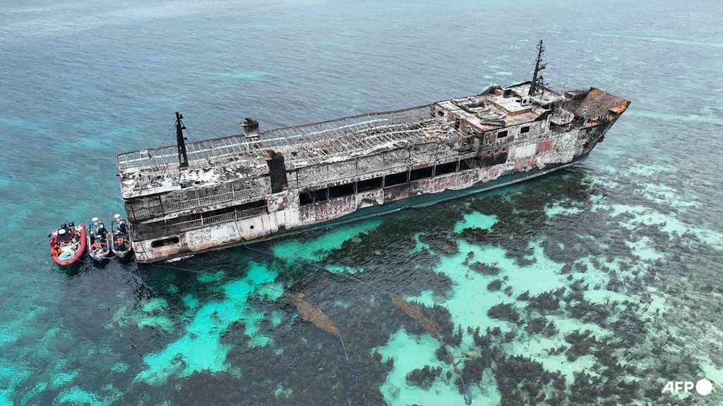 Evakuasi korban kebakaran kapal M/V June Aster di Palawan
