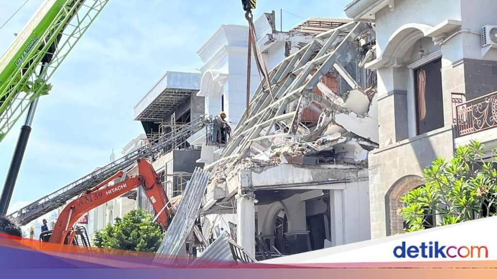 Evakuasi Korban Ledakan di Grand Polonia Medan Terkendala Material Runtuh