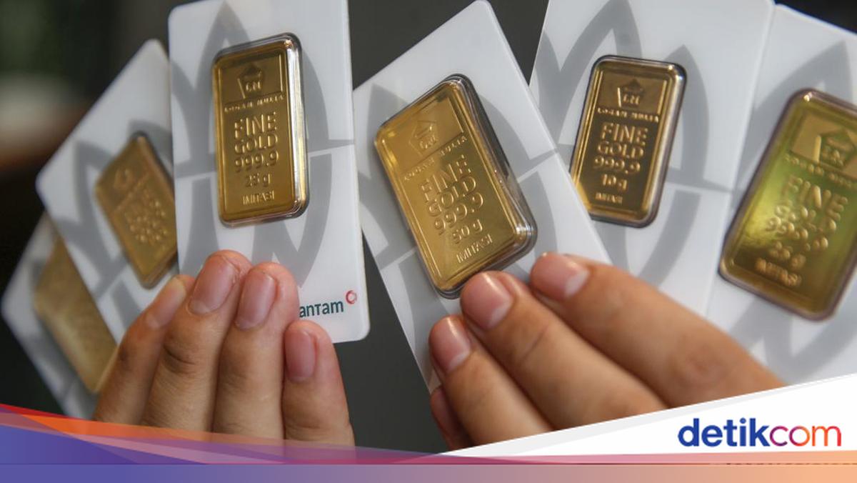 Grafik penurunan harga emas Antam di butik logam mulia hari ini