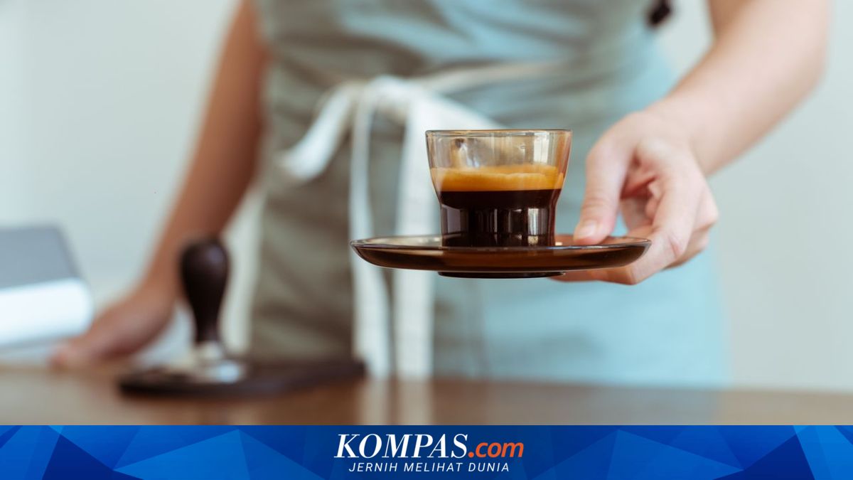 Ilustrasi cangkir kopi panas dan biji kopi pilihan di atas meja