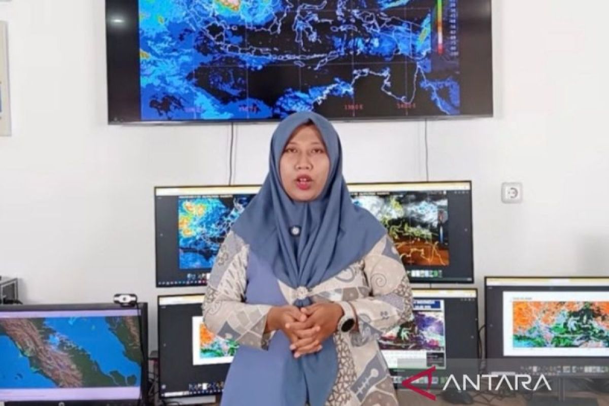 Ilustrasi cuaca mendung dan hujan deras di wilayah perkotaan Sumatera Utara