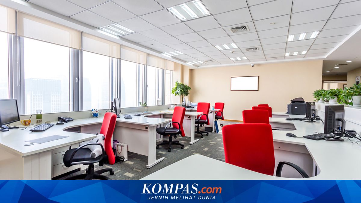 Ilustrasi pekerja kantoran mengalami wajah kusam akibat fenomena office ageing di dalam ruangan