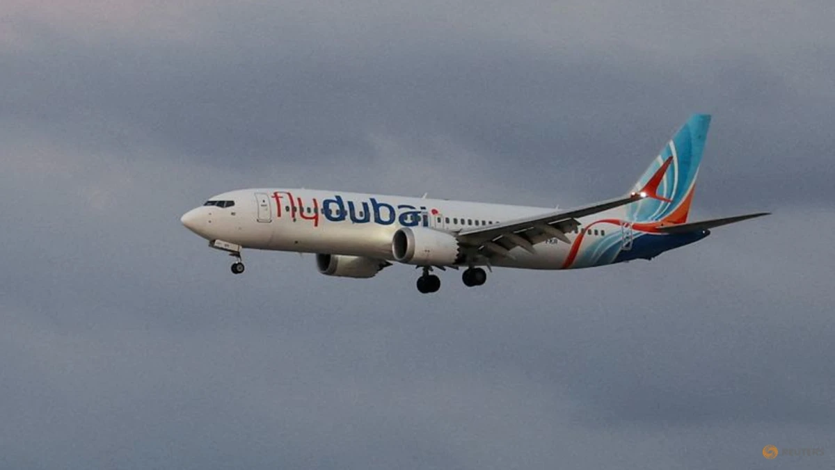 Ilustrasi pesawat terbang flydubai di bandara internasional