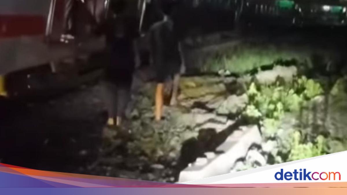 Ilustrasi rangkaian kereta api PT KAI yang melintas di jalur rel perkotaan