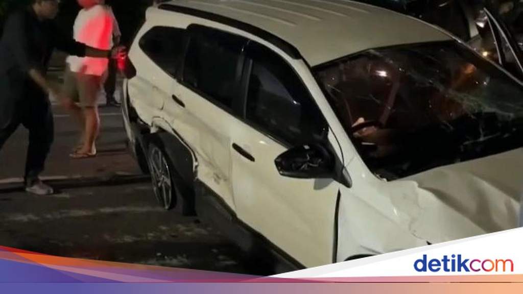 Kecelakaan mobil Mitsubishi Pajero menabrak Toyota Rush di Medan