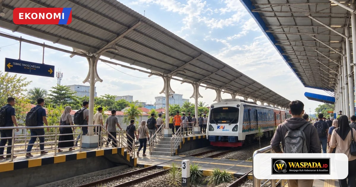 Kereta api KA Srilelawangsa relasi Medan Lubuk Pakam beroperasi di jalur rel