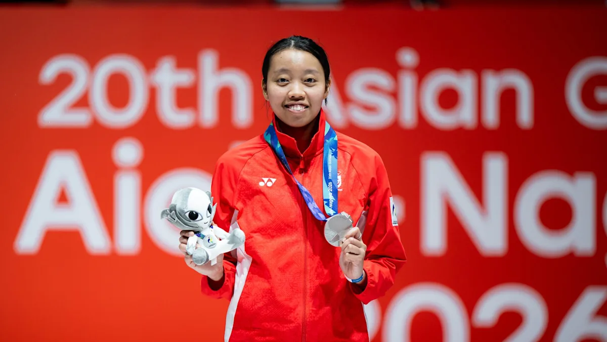 Kiria Tikanah berpose dengan medali perak Asian Games