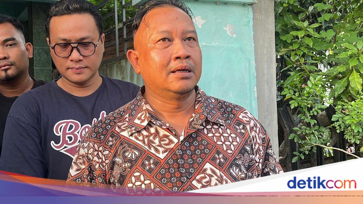 Komisioner Kompolnas M Choirul Anam saat menemui keluarga Winda Lorenza di Medan