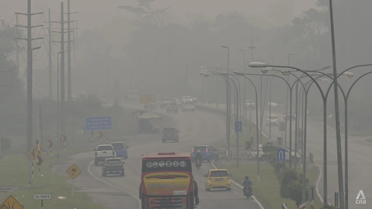Kondisi jalanan tertutup kabut asap tebal di wilayah Serian, Sarawak