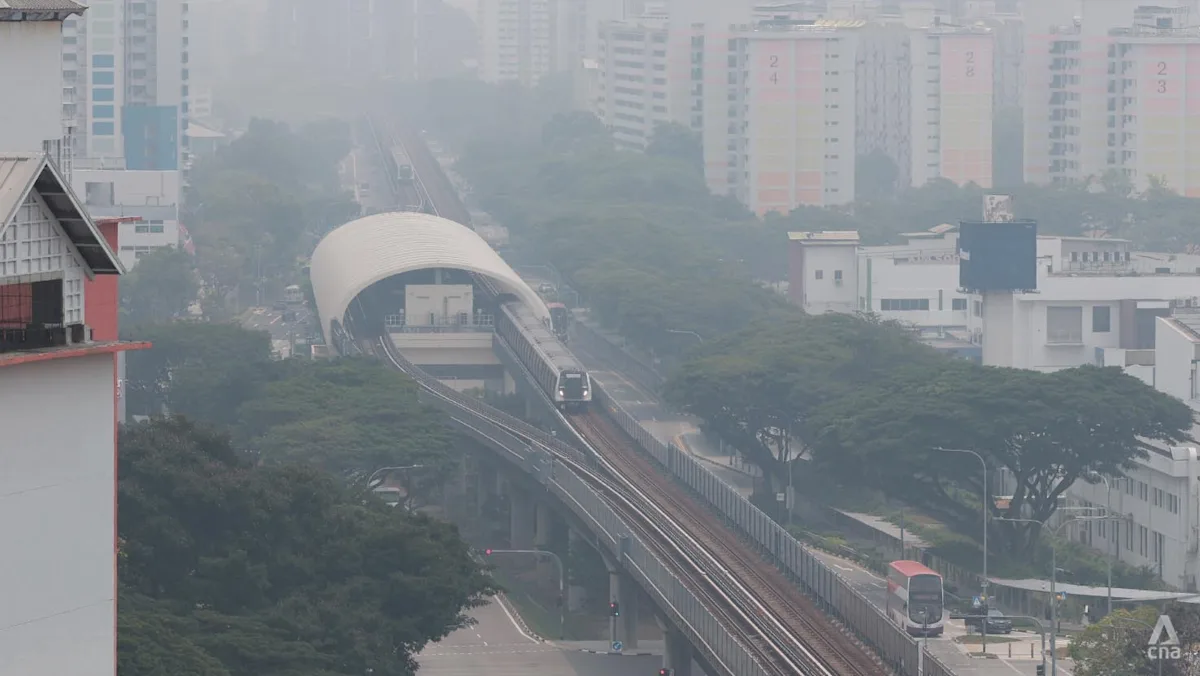 Kondisi kabut asap yang menyelimuti kawasan pemukiman di Singapura pada Jumat siang