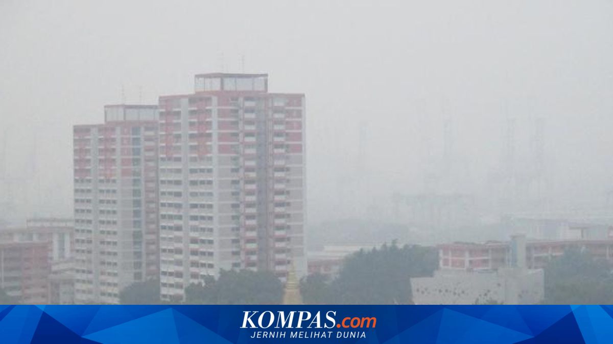 Kondisi langit Singapura yang tertutup kabut asap tebal akibat kebakaran hutan