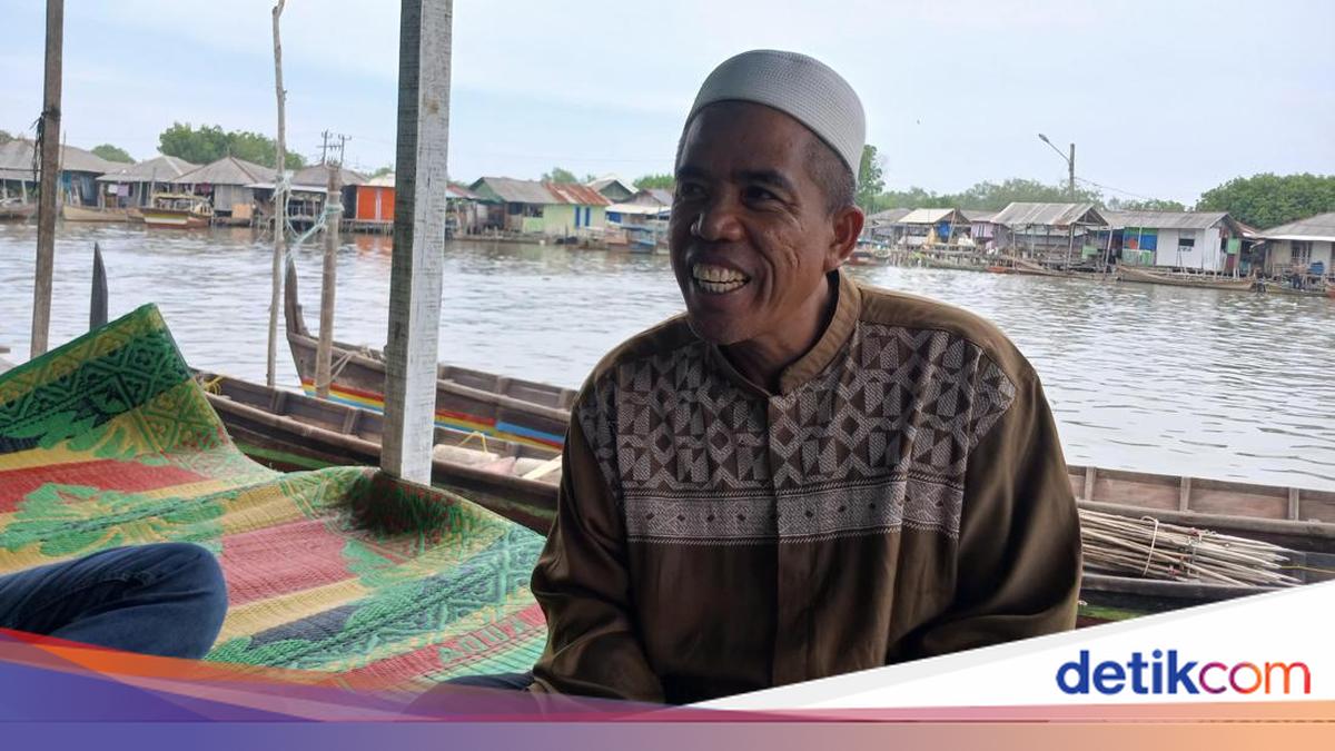 Kondisi perairan di Kampung Nelayan Seberang Medan Belawan yang dipenuhi sampah