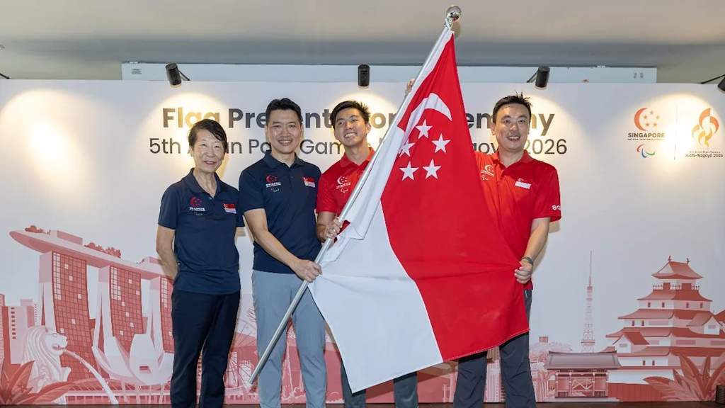 Kontingen atlet paralimpiade Singapura berpose bersama pejabat negara menjelang keberangkatan ke ajang Asian Para Games.