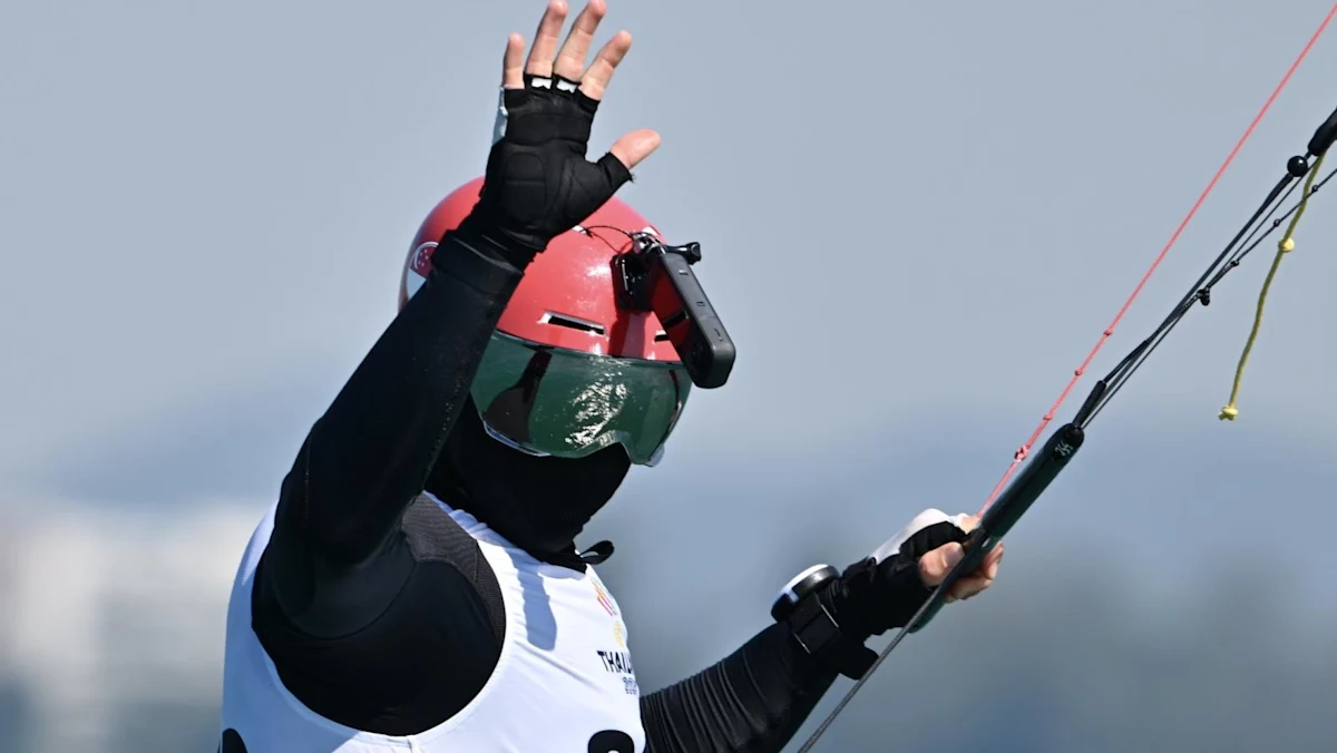 Max Maeder merayakan kemenangan di ajang Formula Kite European Championships