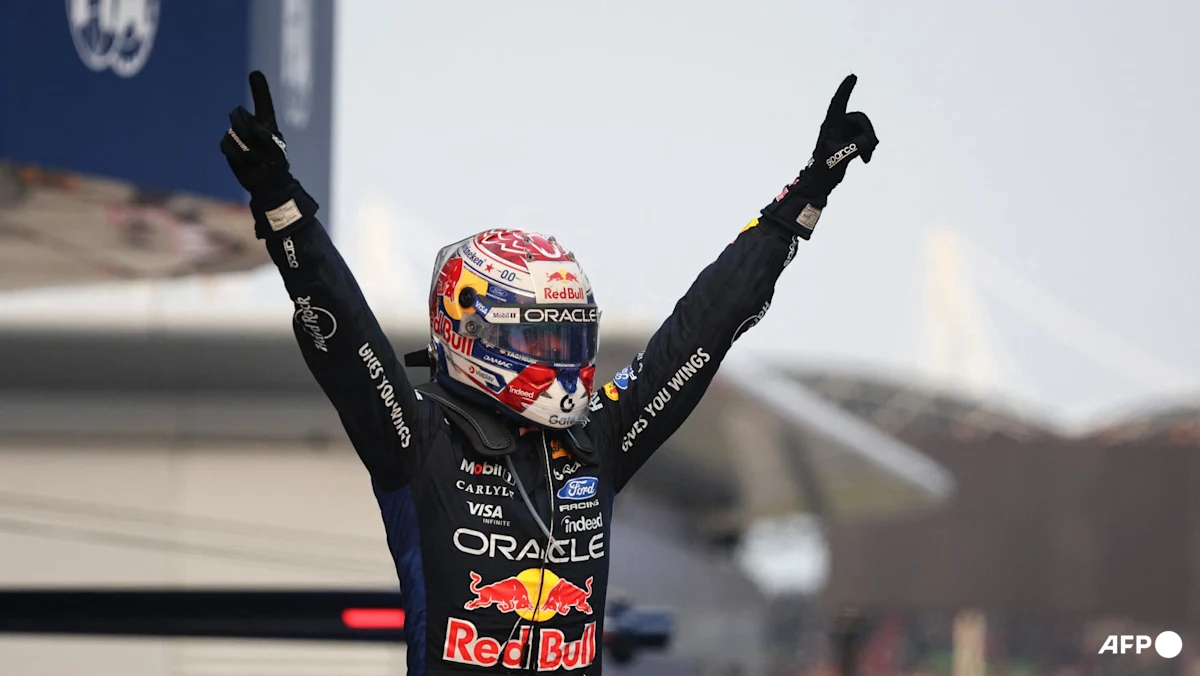 Max Verstappen merayakan kemenangan di podium Bahrain Grand Prix Malaysia