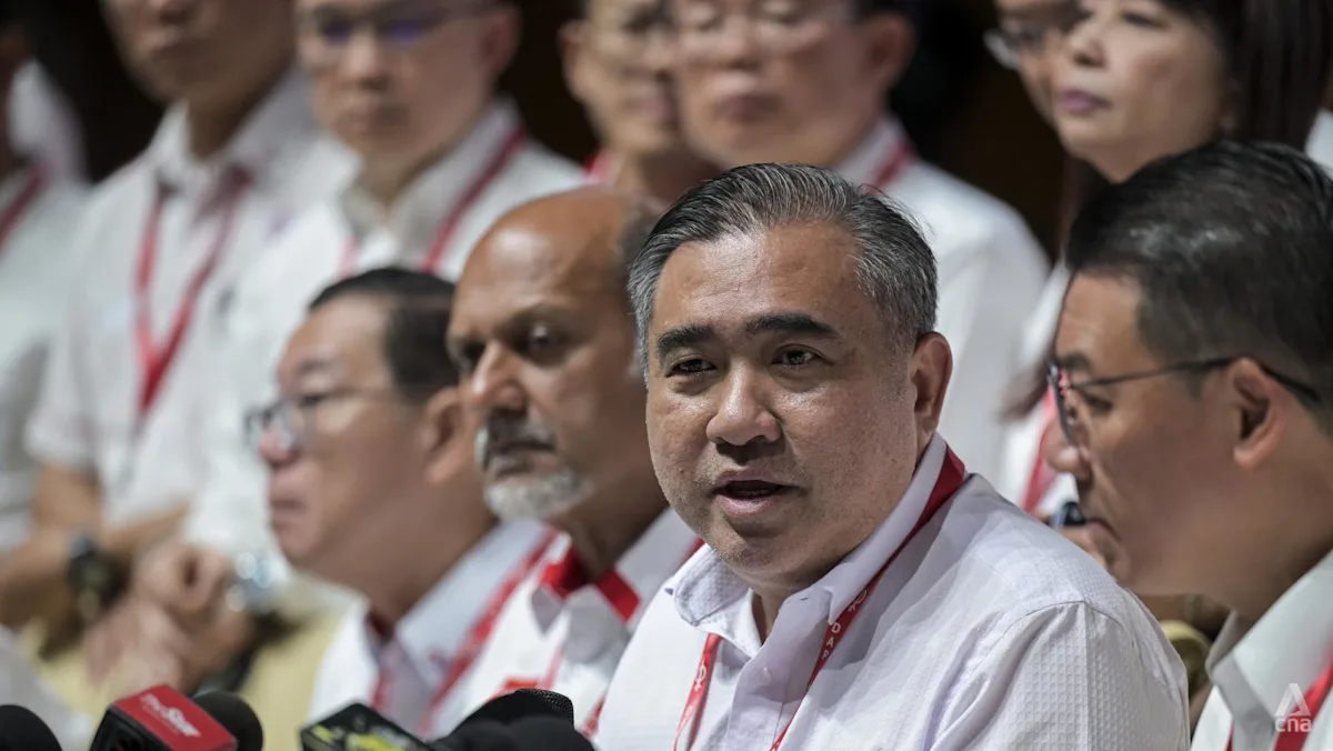 Menteri Transportasi Malaysia Anthony Loke berbicara dalam konferensi pers