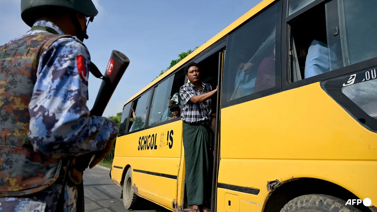 Migran Myanmar tiba di pangkalan Angkatan Laut Thanlyin dari Malaysia