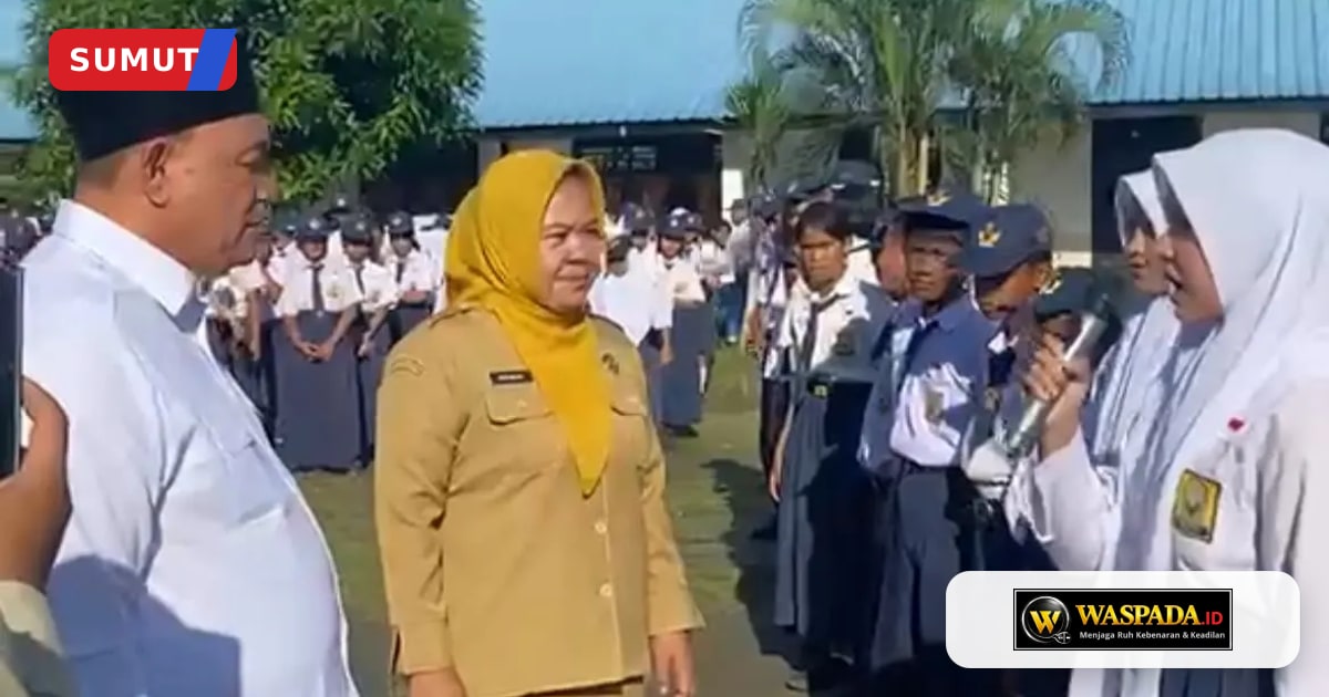 Muhammad Dahnil Ginting bagikan ratusan botol susu gratis kepada pelajar SMPN 4 Percut Sei Tuan