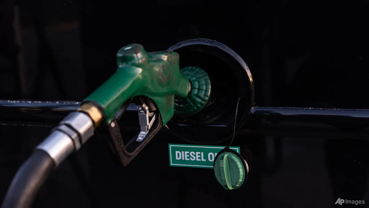Nozel mengisi bahan bakar diesel ke tangki bus di California