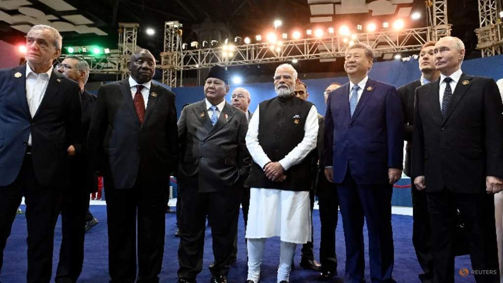 Para pemimpin dunia berpose bersama dalam KTT BRICS di New Delhi, India