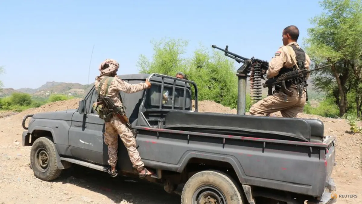 Pasukan pemerintah Yaman yang didukung Arab Saudi berpatroli di garis depan pertempuran melawan kelompok Houthi