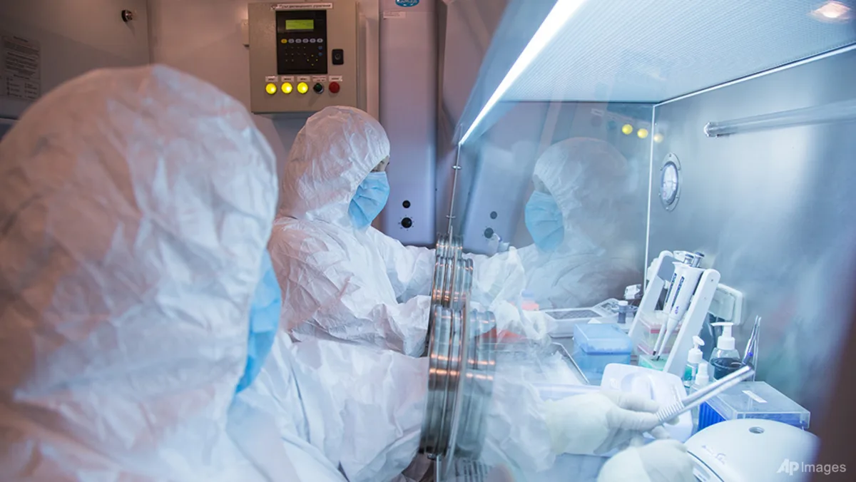 Pekerja laboratorium di Irkutsk Anti-Plague Research Institute of Siberia and Far East