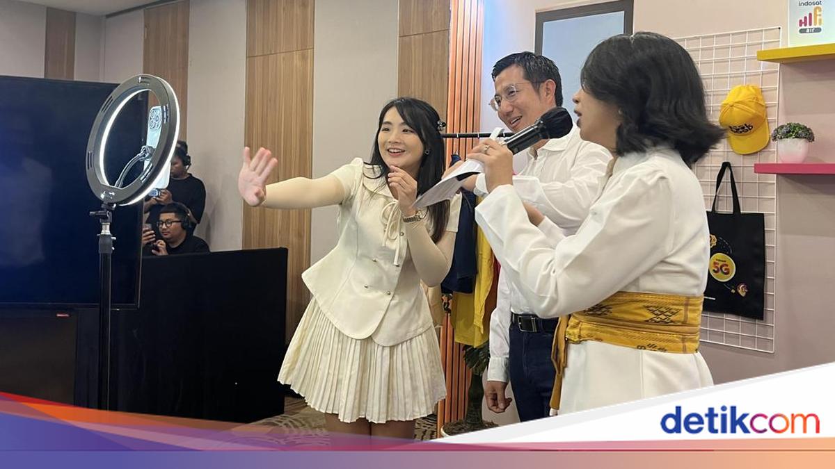 Pekerja menguji kecepatan jaringan 5G Indosat di Kota Medan