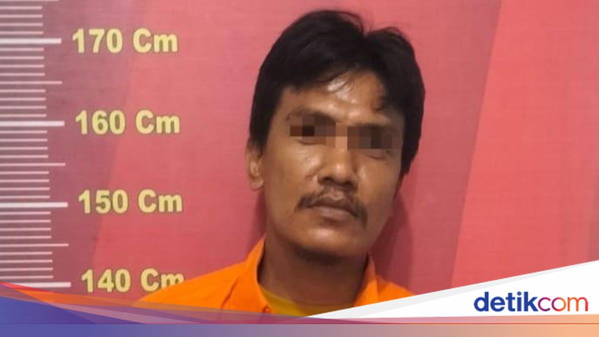 Pelaku jukir liar pencuri tas wanita di Medan saat diamankan di kantor polisi