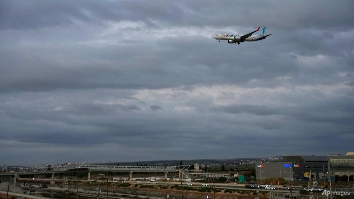 Pesawat flydubai mendekati Bandara Internasional Ben Gurion dekat Tel Aviv, Israel