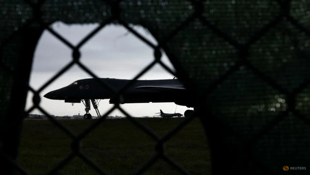 Pesawat pengebom B-1B Lancer di pangkalan udara RAF Fairford Inggris