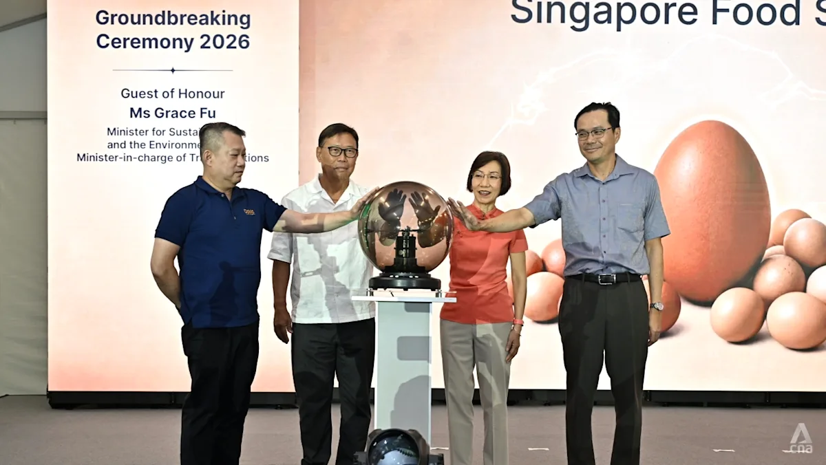 Petinggi perusahaan dan menteri Singapura melakukan peletakan batu pertama peternakan telur