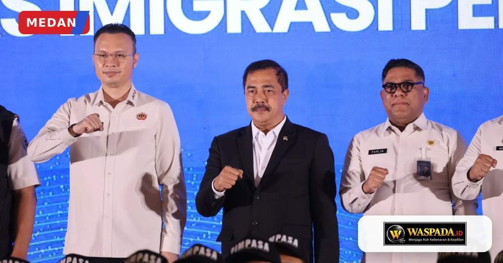Petugas Imigrasi memberikan penyuluhan hukum keimigrasian di Desa Binaan Imigrasi Sumatera Utara