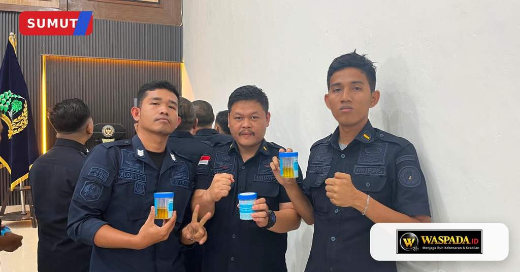 Petugas Lapas Kelas IIA Binjai menjalani tes urine untuk pengawasan narkotika