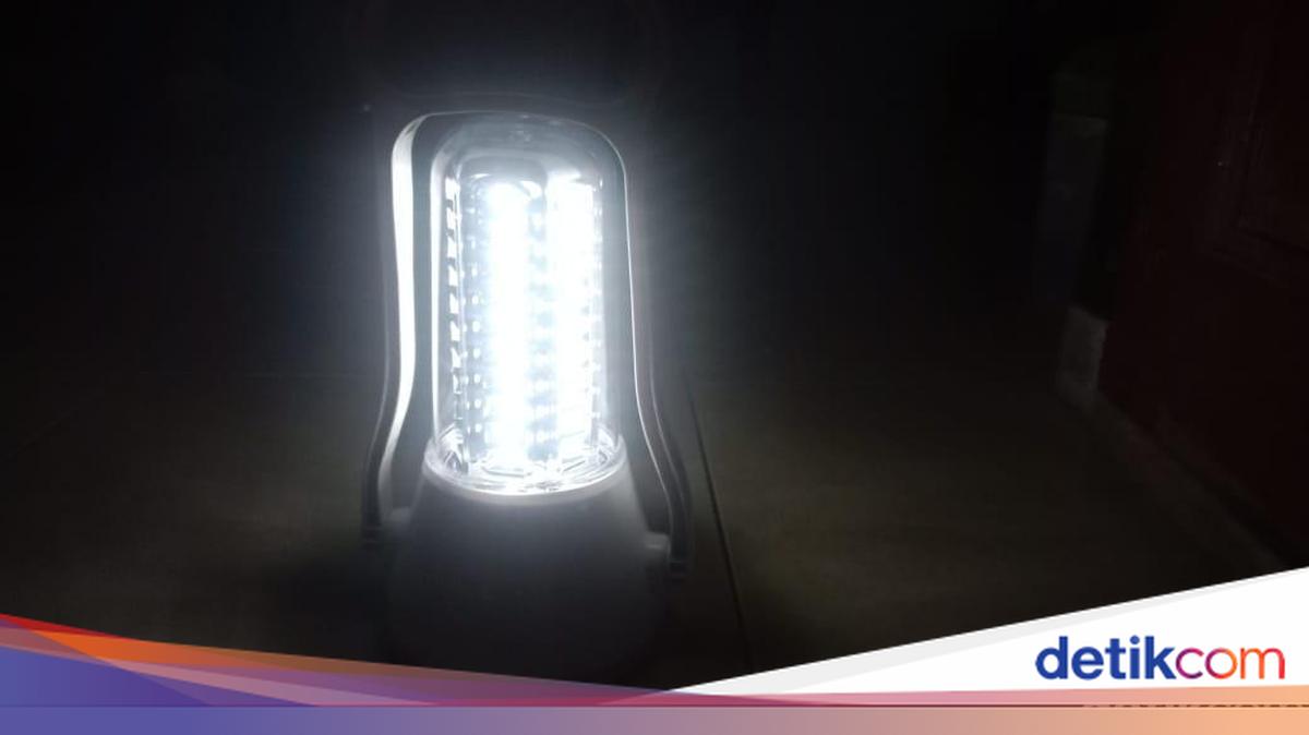 Petugas PLN melakukan perbaikan jaringan listrik di Medan