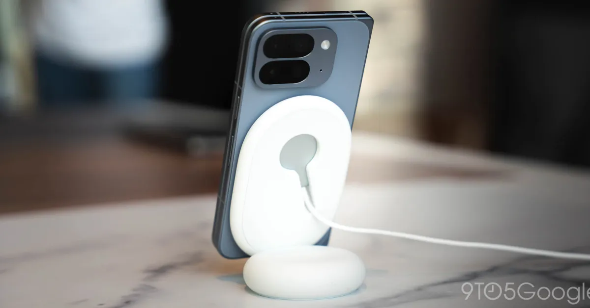 Pixel 10 terhubung dengan Pixelsnap Charger menampilkan fitur screensaver terbaru