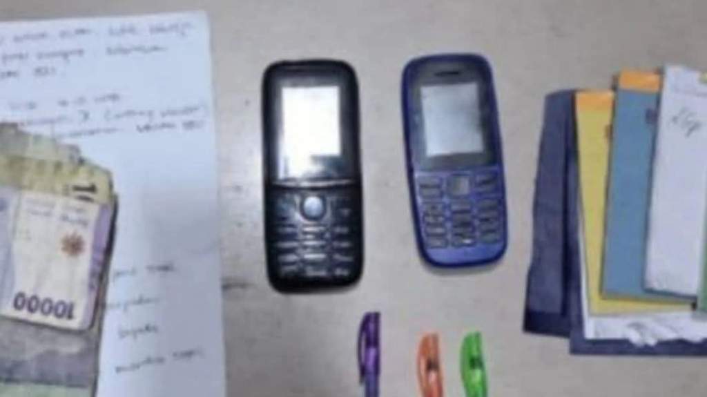 Barang bukti dan tersangka perjudian togel yang diamankan oleh pihak kepolisian.