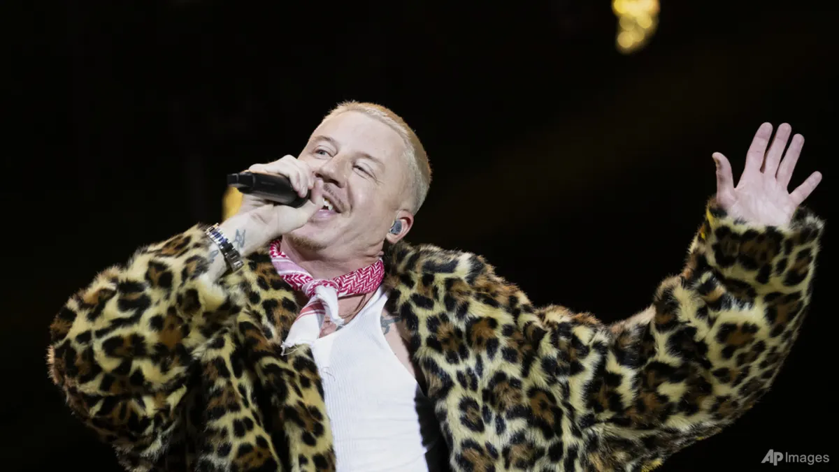 Rapper Amerika Serikat Macklemore tampil energik di atas panggung festival musik