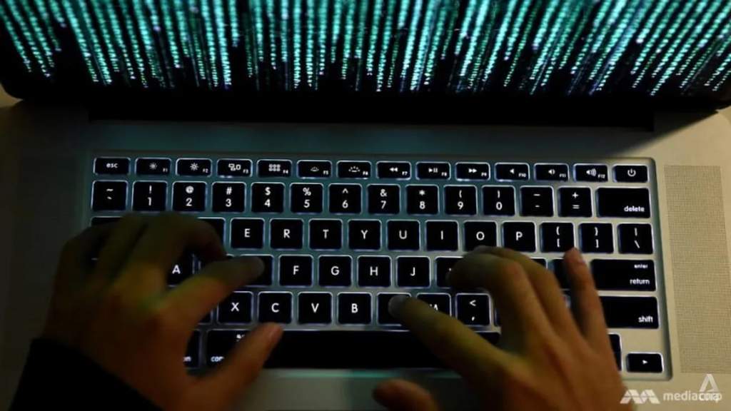Seorang pria sedang menggunakan komputer laptop untuk memeriksa keamanan email