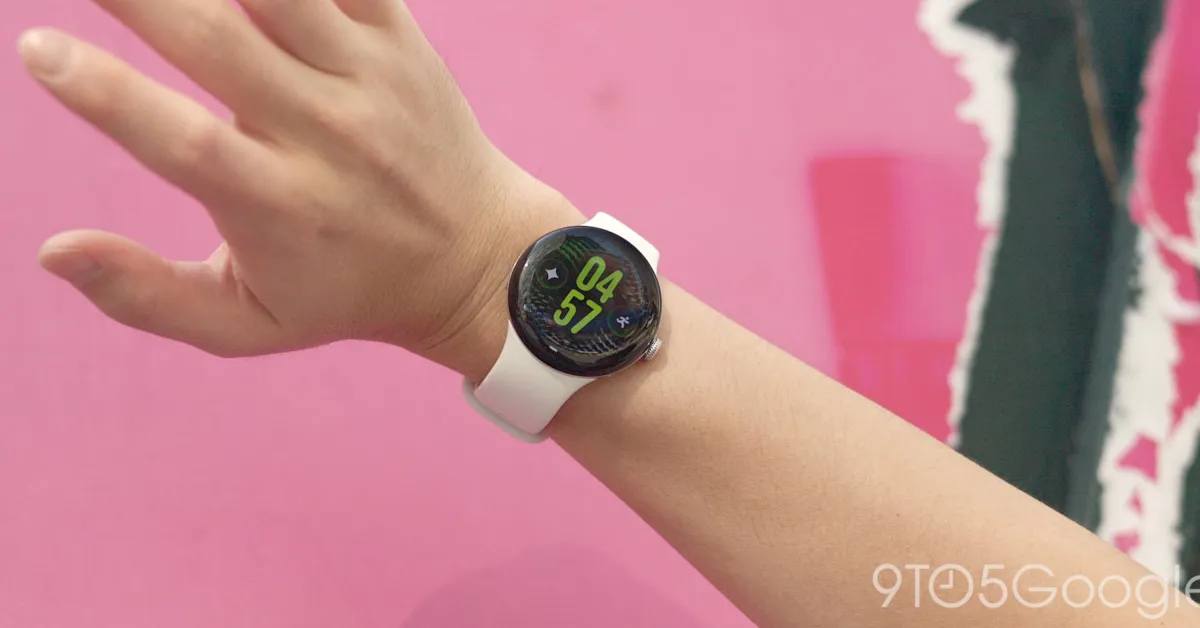 Smartwatch Pixel Watch menampilkan fitur pemantau kesehatan tekanan darah