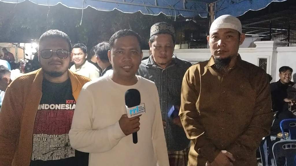 Suasana nonton bareng Final Piala Dunia 2026 di halaman rumah Ketua DPD Al Washliyah Tanjungbalai.