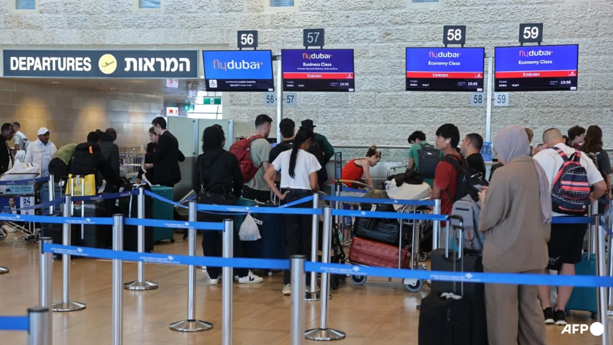 Suasana antrean penumpang di konter Flydubai Bandara Ben Gurion