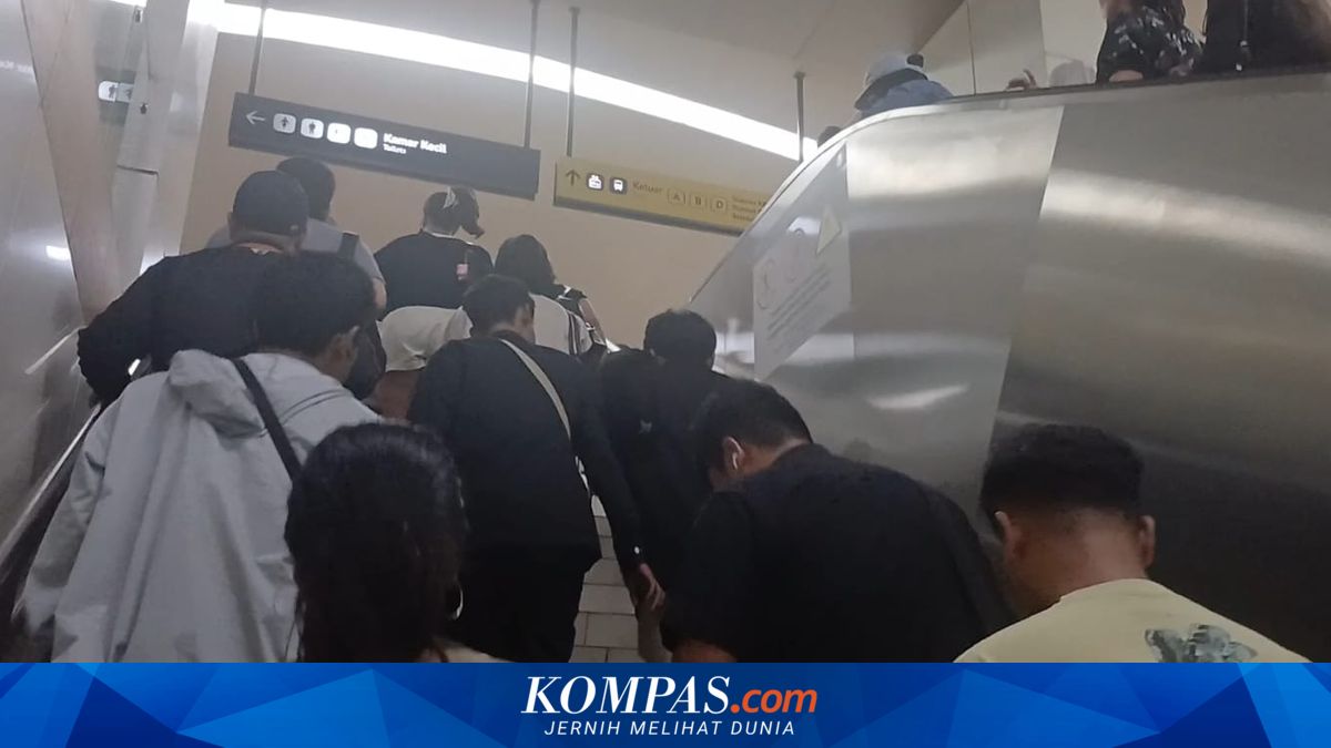 Suasana eskalator di Stasiun MRT Dukuh Atas tempat penumpang merasakan embusan angin kencang