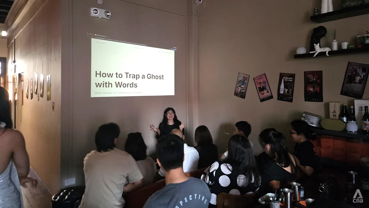 Suasana kelas informal di bar Singapura yang membahas topik unik
