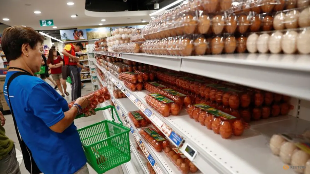 Suasana pembelian telur di salah satu supermarket di Singapura